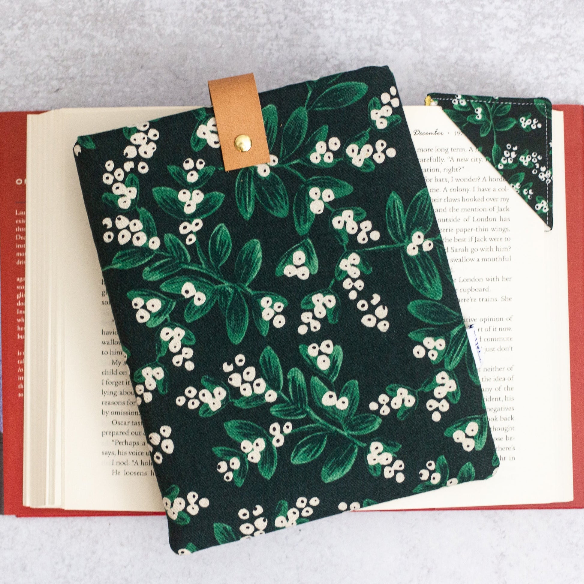 Mistletoe Book Sleeve - Modern Tally - Book Sleeve