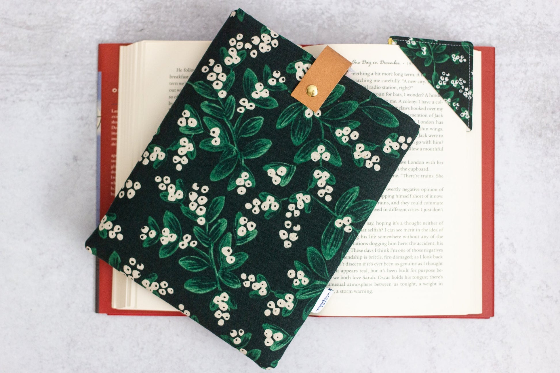 Mistletoe Book Sleeve - Modern Tally - Book Sleeve